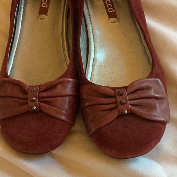 Ecco burgundy suede flat with bow size 7. - Picture 7 of 8